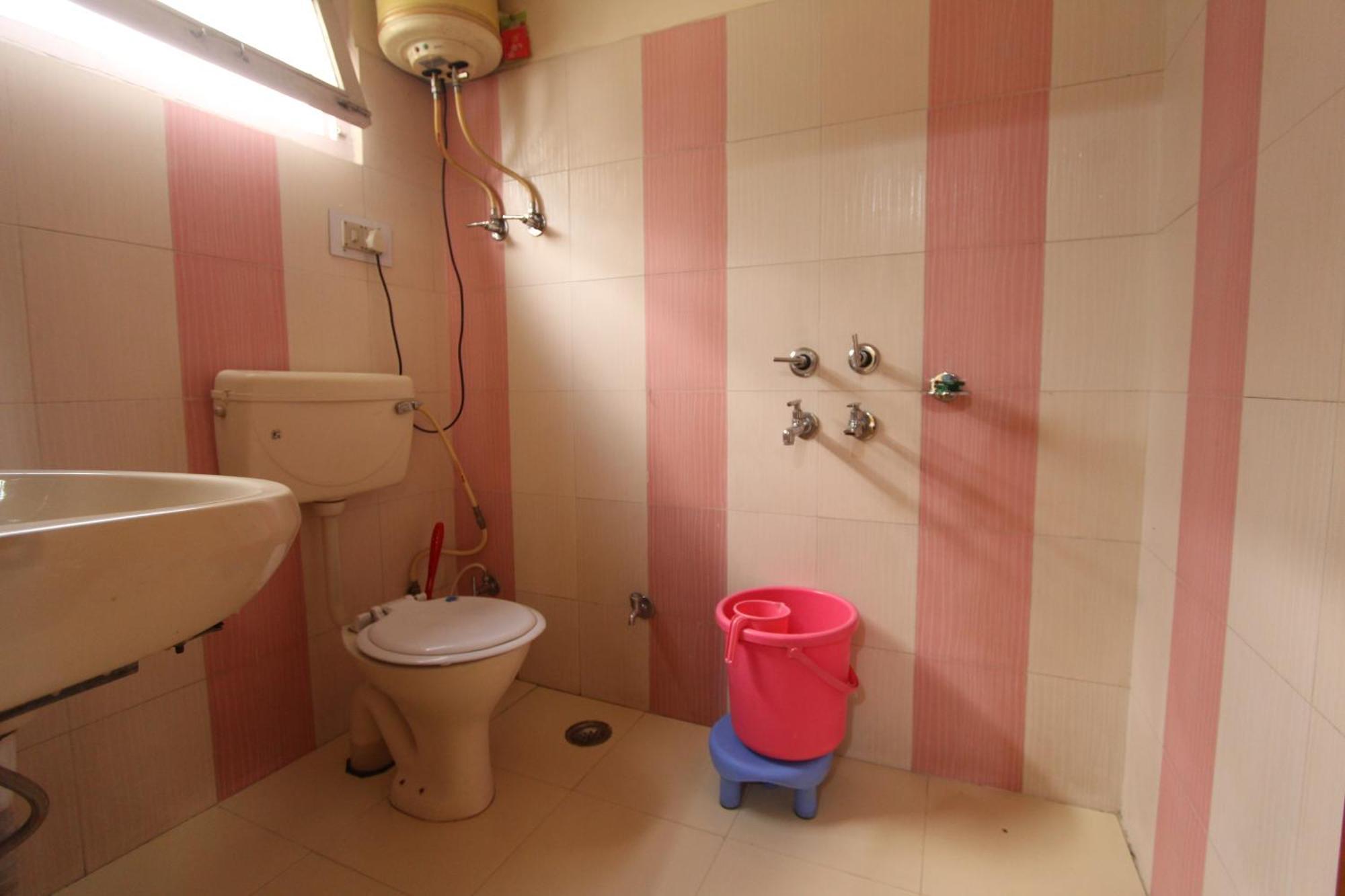 Hotel Purnima Riverside 卡索尔 外观 照片