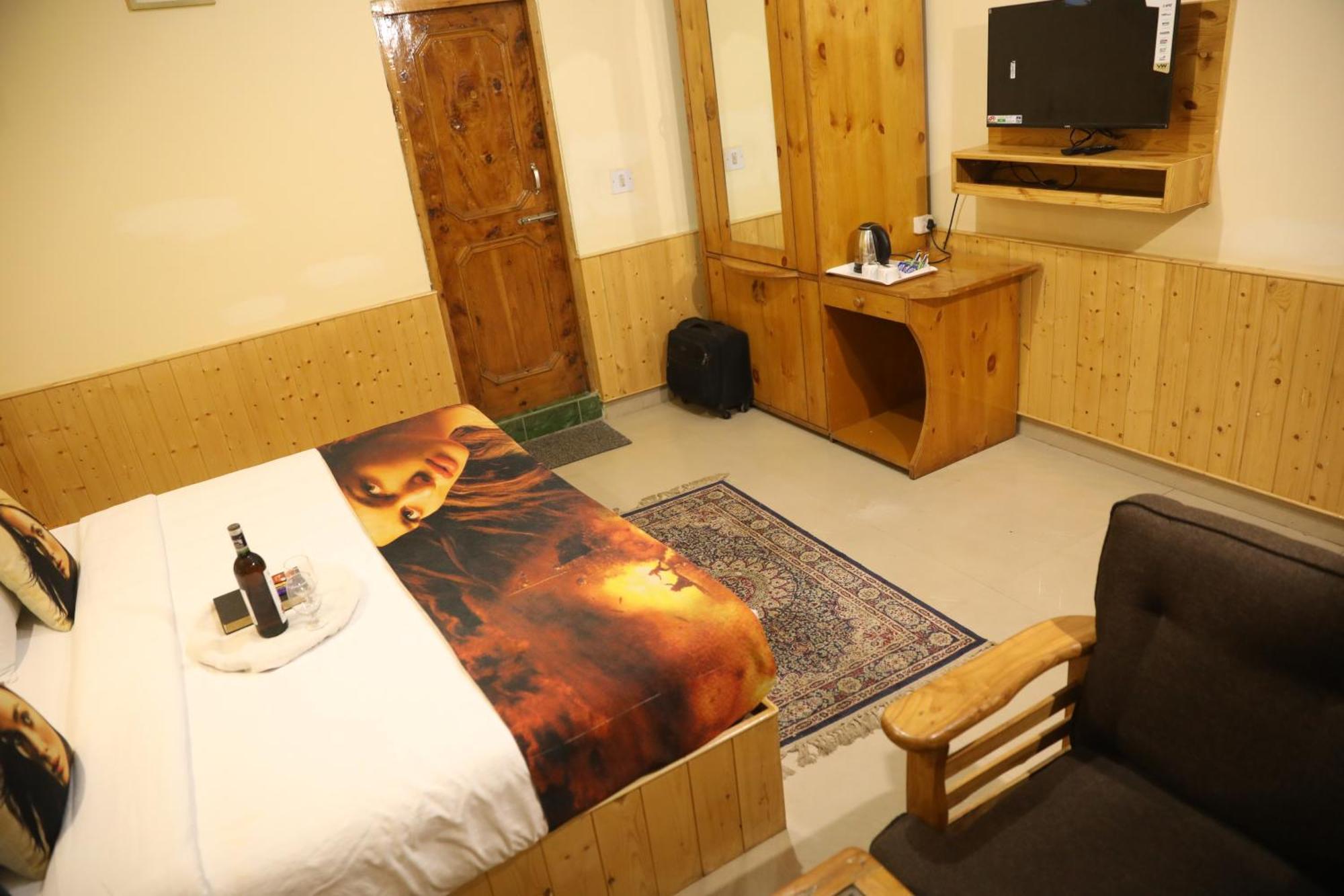 Hotel Purnima Riverside 卡索尔 外观 照片